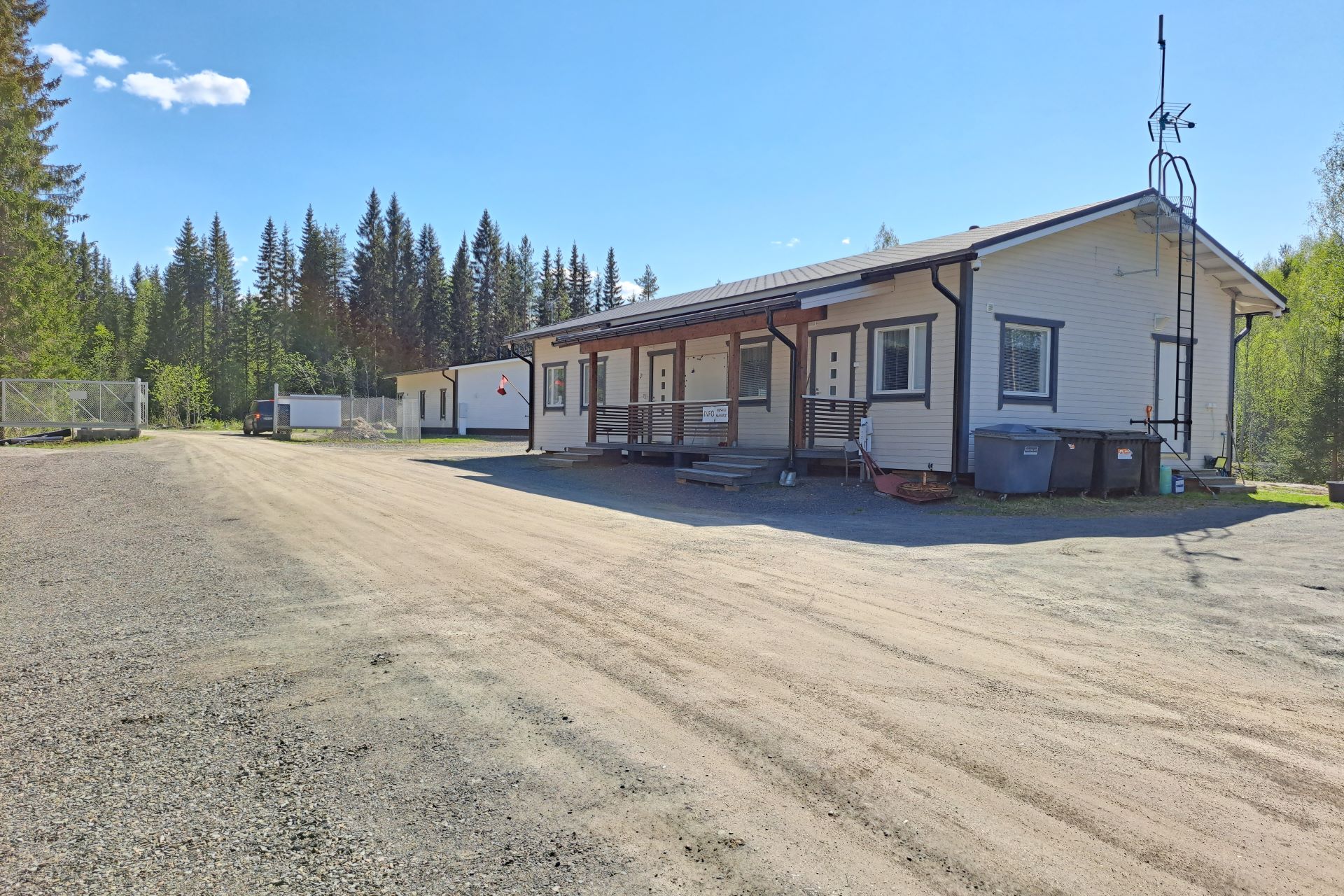 Koulutus- ja huoltorakennus ulkoa